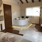 Selini With Jacuzzi アパート