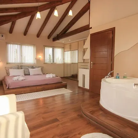 Selini With Jacuzzi דירה
